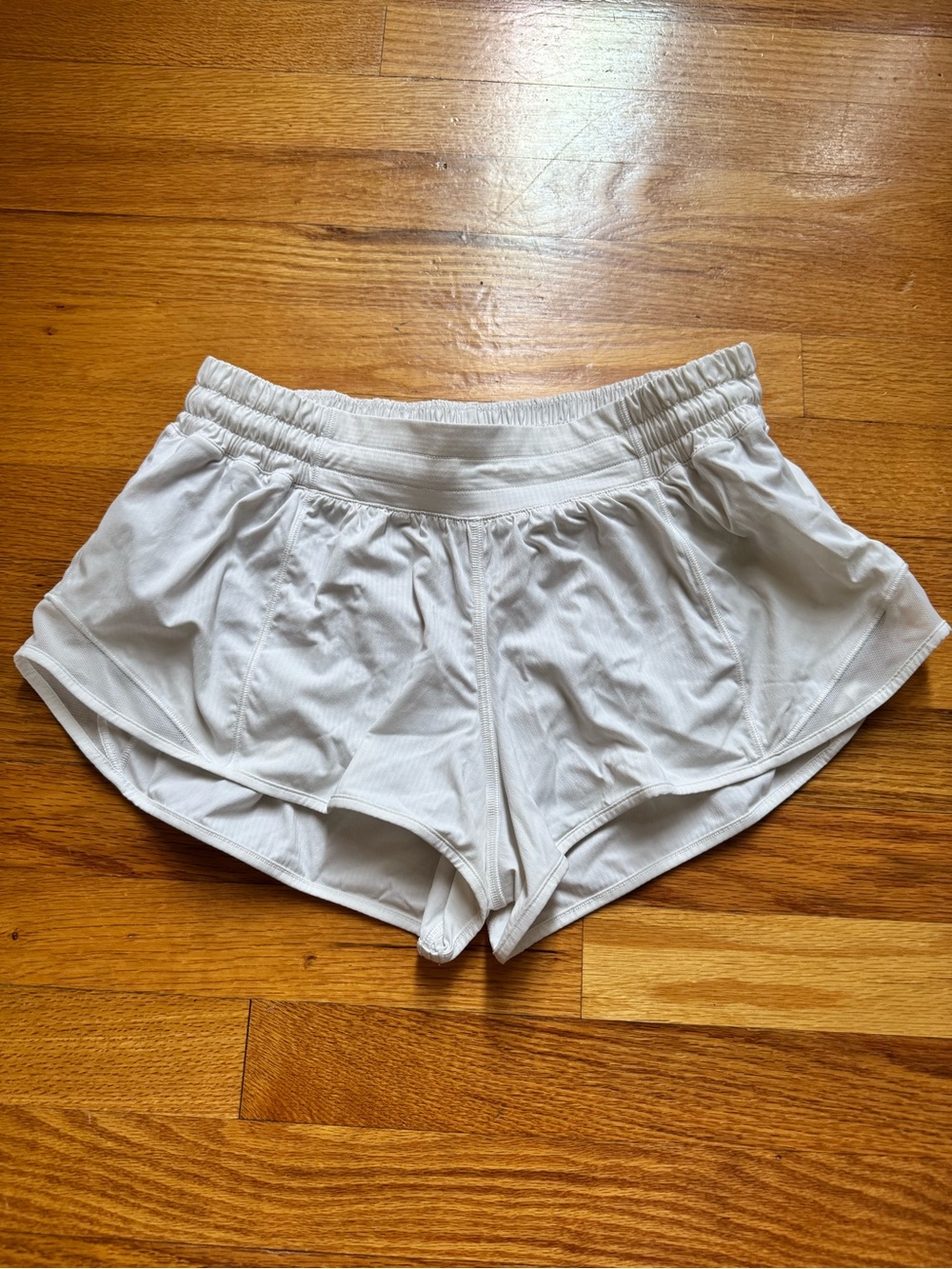 Gorgeous Lululemon Hotty Hot Low Rise 2.5” White Women's Run Shorts
